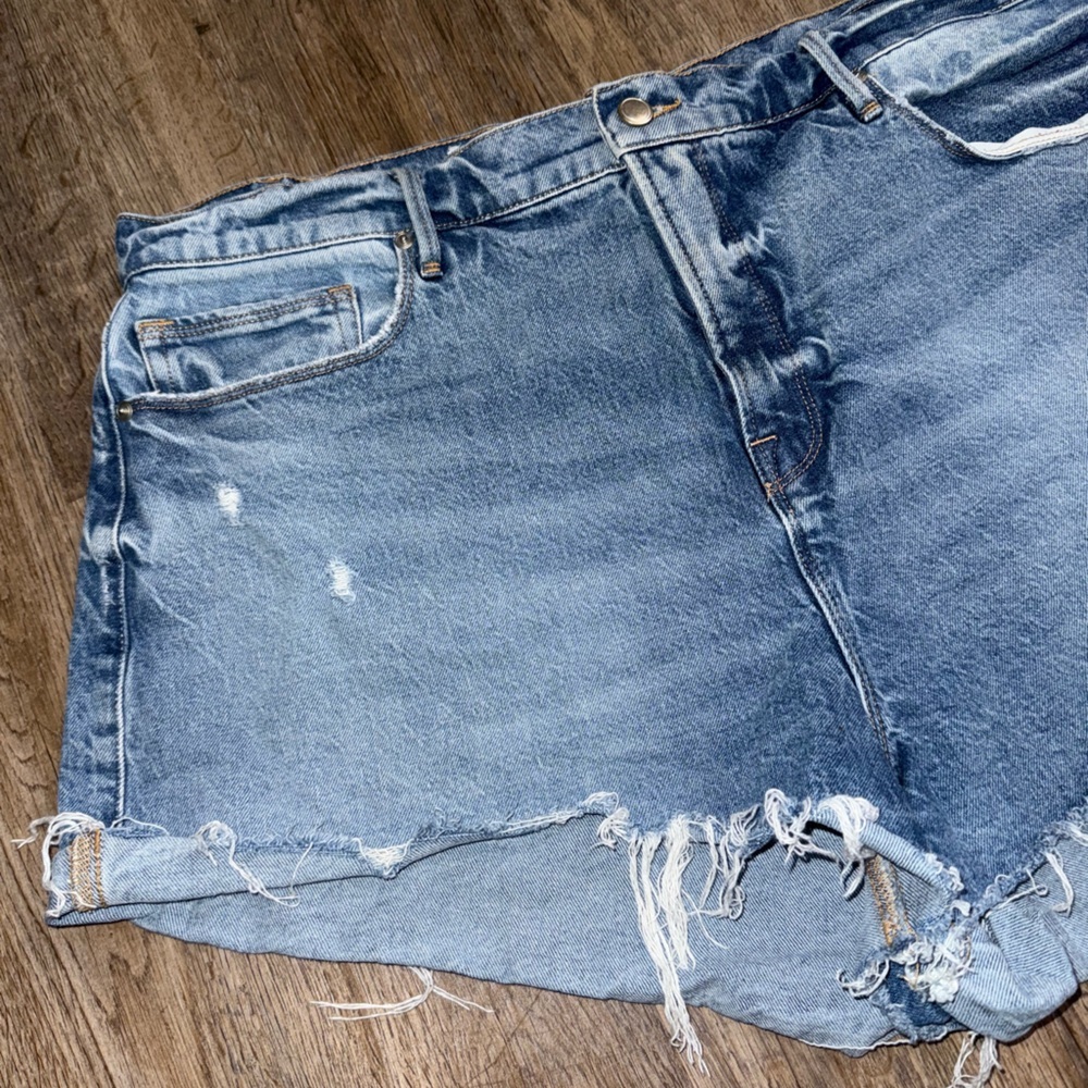 Good American • Good 90’s Distressed Denim Shorts - Picture 2 of 10